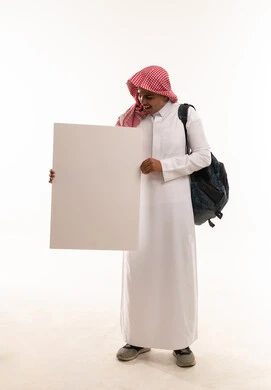 طالب سعودي يحمل لوحة بيضاء فارغة في الاستوديو