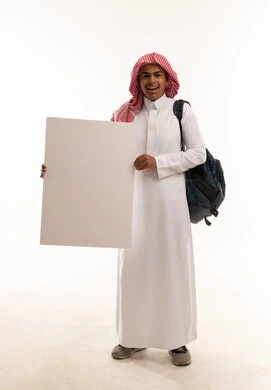 طالب سعودي يحمل لوحة فارغة على خلفية بيضاء