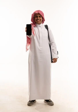 رجل سعودي بالثوب يحمل هاتف ذكي بخلفية بيضاء