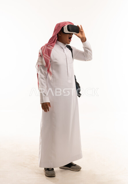 رجل سعودي يستخدم نظارة الواقع الافتراضي بتعبير مندهش