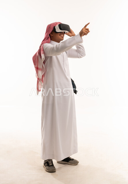 رجل سعودي يستخدم سماعة الواقع الافتراضي بخلفية بيضاء