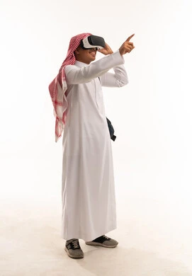 رجل سعودي يستخدم سماعة الواقع الافتراضي بخلفية بيضاء