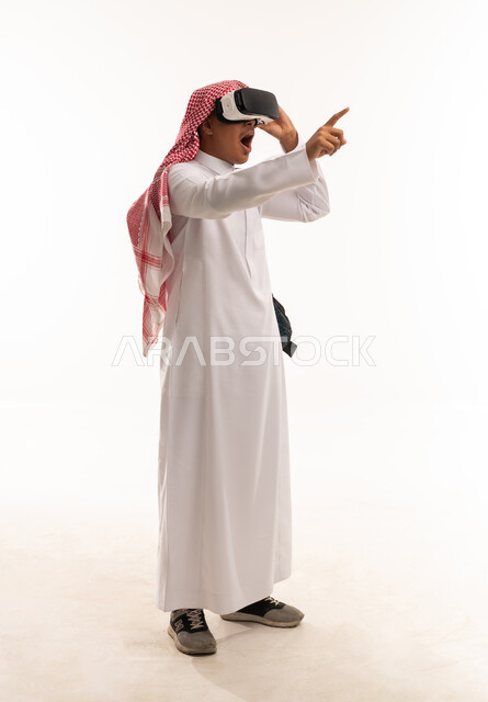 رجل سعودي يستخدم نظارة الواقع الافتراضي خلفية بيضاء