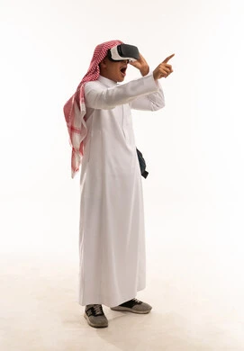 رجل سعودي يستخدم نظارة الواقع الافتراضي خلفية بيضاء