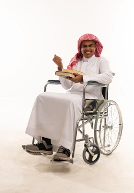طالب سعودي على كرسي متحرك يحتفل بالنجاح طالب سعودي على كرسي متحرك يحتفل بالنجاح