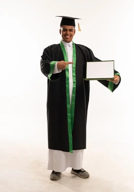 طالب سعودي خريج يمسك شهادة تخرج فارغة