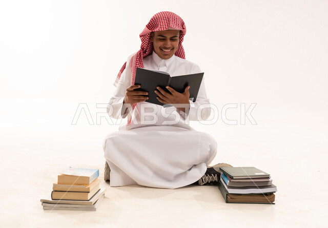 طالب سعودي يقرأ الكتب في الاستوديو