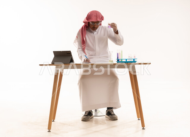 عالم سعودي يجري تجربة كيميائية في الاستوديو