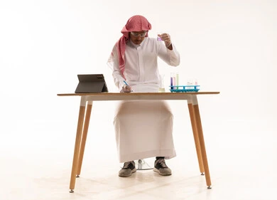 عالم سعودي يجري تجربة كيميائية في الاستوديو