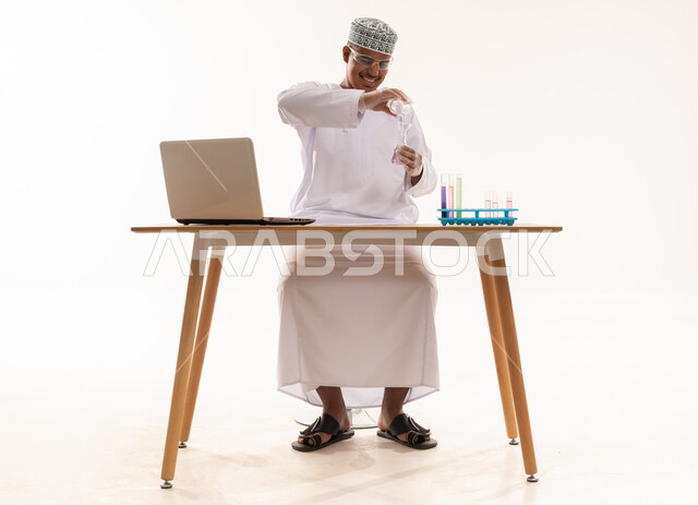 عالم عُماني يجري تجربة كيميائية في مختبر