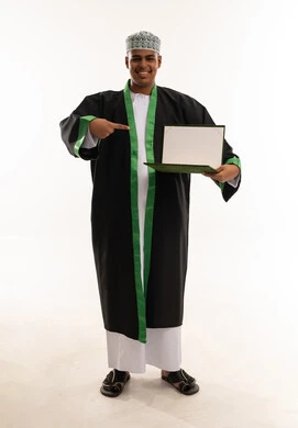 خريج عماني يحمل شهادة تخرج فارغة في الاستوديو خريج عماني يحمل شهادة تخرج فارغة في الاستوديو