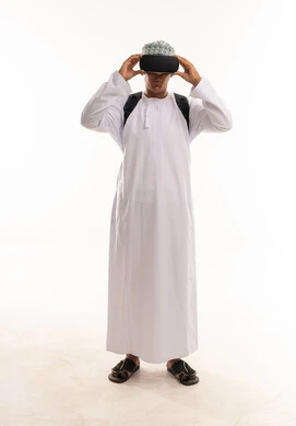 رجل عُماني يستخدم سماعة الواقع الافتراضي في الاستوديو