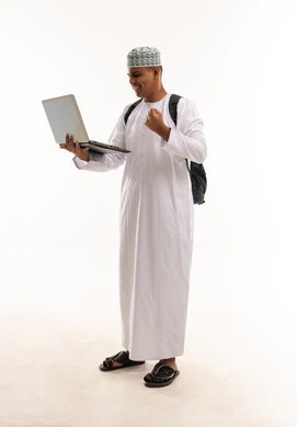رجل عماني يحمل لابتوب ويحتفل بالنجاح بخلفية بيضاء