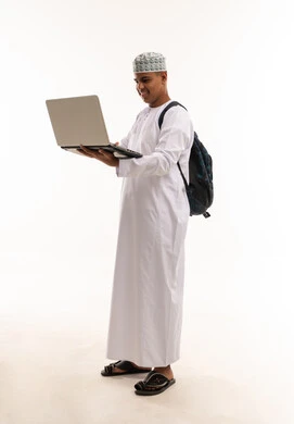 طالب عماني مع حاسوب محمول خلفية بيضاء