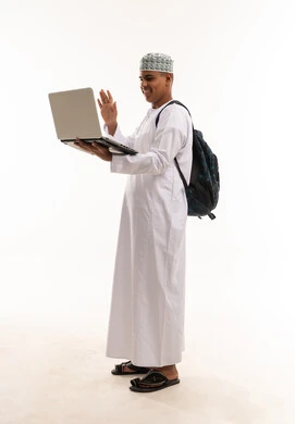 رجل عماني يحمل حاسوب محمول وحقيبة ظهر خلفية بيضاء