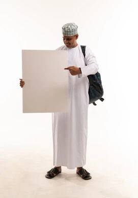 رجل عُماني يشير إلى لوحة بيضاء فارغة خلفية بيضاء رجل عُماني يشير إلى لوحة بيضاء فارغة خلفية بيضاء