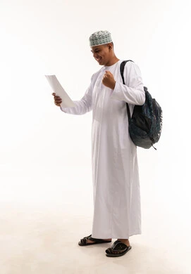 طالب عماني بالزي التقليدي مع حقيبة ظهر