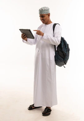 رجل عُماني مع جهاز لوحي وحقيبة ظهر