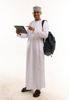 رجل عماني مع جهاز لوحي وحقيبة ظهر