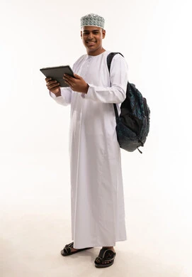 طالب عماني يحمل جهازا لوحيا وحقيبة ظهر بخلفية بيضاء
