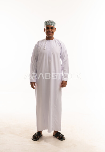 رجل عماني بالزي التقليدي الدشداشة والكمة