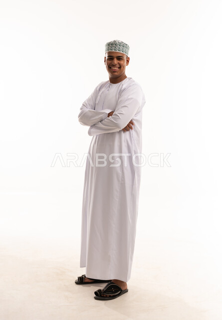 رجل عماني بالزي التقليدي على خلفية بيضاء