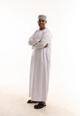 رجل عماني بالزي التقليدي على خلفية بيضاء