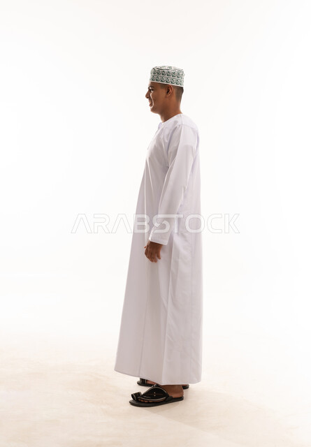 رجل عماني بالزي التقليدي في وضعية جانبية