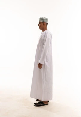 رجل عماني بالزي التقليدي في وضعية جانبية