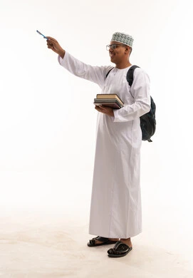 طالب عماني بالزي التقليدي يشير بقلم