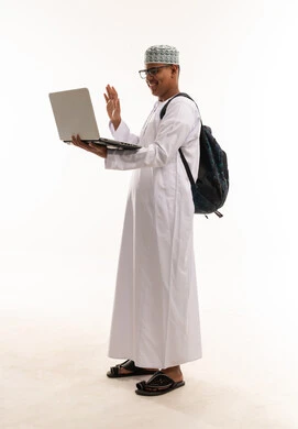 رجل عُماني بالزي التقليدي يحمل حاسوب محمول وحقيبة ظهر