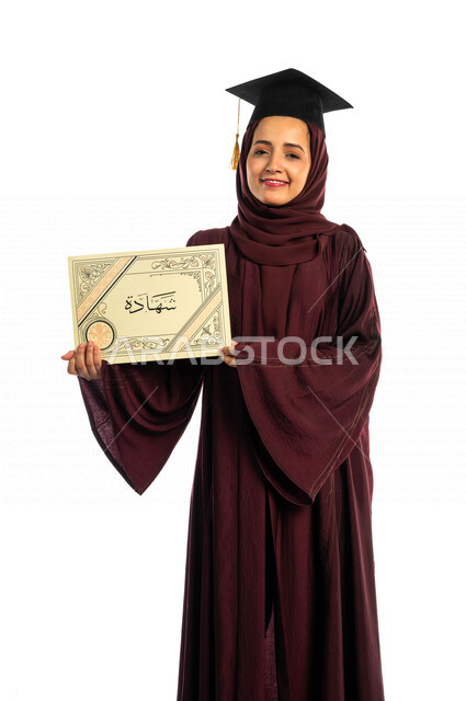 بورتريه طالبة جامعية خريجة عربية سعودية خليجية تلبس قبعة التخرج و تحمل شهادة تخرجها , ايماءات وجه ويدين تدل على السعادة بالتفوق والنجاح, حفل تخرج, نتائج الاختبارات, تلميذه متفوقه, مدارس وجامعات, التعليم في المملكة العربية السعودية , خلفية بيضاء .