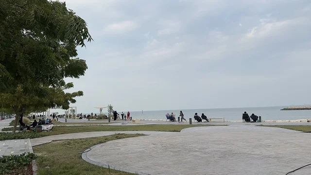 ممشى همس فى المنطقة الشرقية، المملكة العربية السعودية ، تجربة تنزه عصرية، جلسات ومقاعد خارجية ، وجهة ترفيهية مفتوحة، مساحات للمشي والاسترخاء، مطاعم ومقاهي متنوعة، أجواء عائلية هادئة