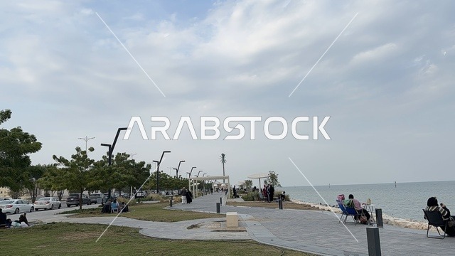 Hams Walk in the Eastern Province, Saudi Arabia, is a modern walking experience, with outdoor seating and benches, an open recreational destination, spaces for walking and relaxation, diverse restaurants and cafes, and a calm family atmosphere.