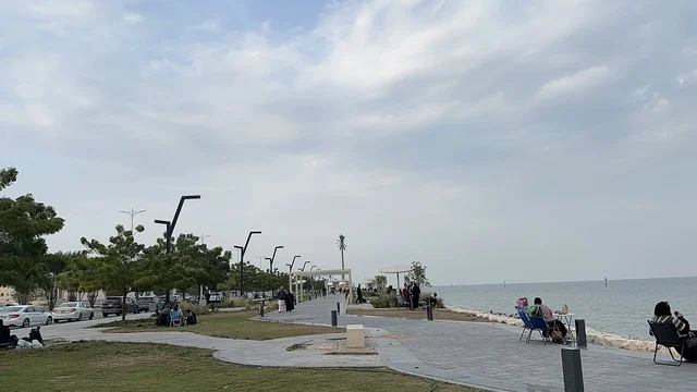 Hams Walk in the Eastern Province, Saudi Arabia, is a modern walking experience, with outdoor seating and benches, an open recreational destination, spaces for walking and relaxation, diverse restaurants and cafes, and a calm family atmosphere.