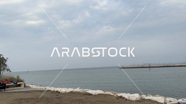 Hams Walk in the Eastern Province, Saudi Arabia, is a modern walking experience, with outdoor seating and benches, an open recreational destination, spaces for walking and relaxation, diverse restaurants and cafes, and a calm family atmosphere.