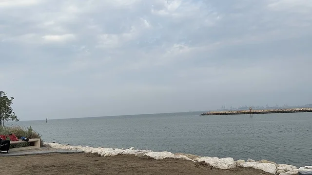 Hams Walk in the Eastern Province, Saudi Arabia, is a modern walking experience, with outdoor seating and benches, an open recreational destination, spaces for walking and relaxation, diverse restaurants and cafes, and a calm family atmosphere.