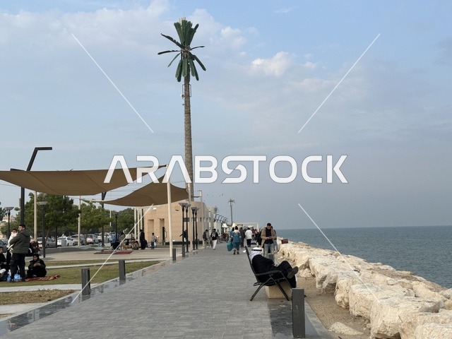 Hams Walk in the Eastern Province, Saudi Arabia, is a modern walking experience, with outdoor seating and benches, an open recreational destination, spaces for walking and relaxation, diverse restaurants and cafes, and a calm family atmosphere.