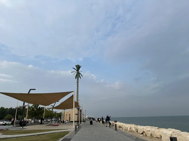 ممشى همس فى المنطقة الشرقية، المملكة العربية السعودية ، تجربة تنزه عصرية، جلسات ومقاعد خارجية ، وجهة ترفيهية مفتوحة، مساحات للمشي والاسترخاء، مطاعم ومقاهي متنوعة، أجواء عائلية هادئة