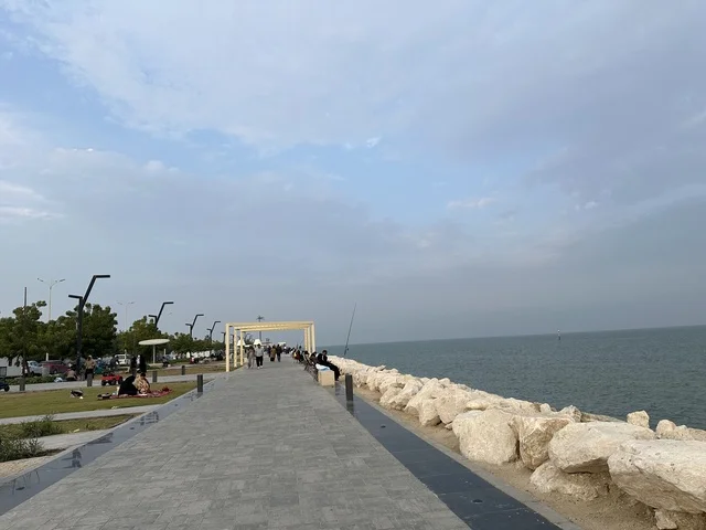 Hams Walk in the Eastern Province, Saudi Arabia, is a modern walking experience, with outdoor seating and benches, an open recreational destination, spaces for walking and relaxation, diverse restaurants and cafes, and a calm family atmosphere.