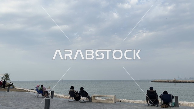 جلسات ومقاعد خارجية ، ممشى همس فى المنطقة الشرقية، المملكة العربية السعودية ، تجربة تنزه عصرية، وجهة ترفيهية مفتوحة، مساحات للمشي والاسترخاء، مطاعم ومقاهي متنوعة، أجواء عائلية هادئة