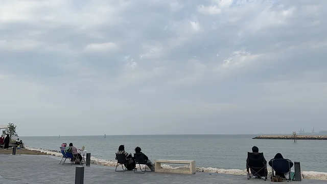 Outdoor seating and benches, Hams Walk in the Eastern Province, Saudi Arabia, a modern strolling experience, an open recreational destination, spaces for walking and relaxation, diverse restaurants and cafes, a calm family atmosphere.