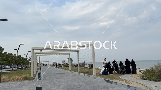 جلسات ومقاعد خارجية ، ممشى همس فى المنطقة الشرقية، المملكة العربية السعودية ، تجربة تنزه عصرية، وجهة ترفيهية مفتوحة، مساحات للمشي والاسترخاء، مطاعم ومقاهي متنوعة، أجواء عائلية هادئة