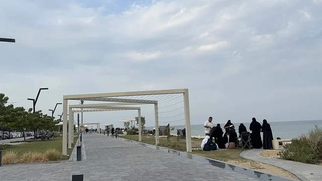 جلسات ومقاعد خارجية ، ممشى همس فى المنطقة الشرقية، المملكة العربية السعودية ، تجربة تنزه عصرية، وجهة ترفيهية مفتوحة، مساحات للمشي والاسترخاء، مطاعم ومقاهي متنوعة، أجواء عائلية هادئة