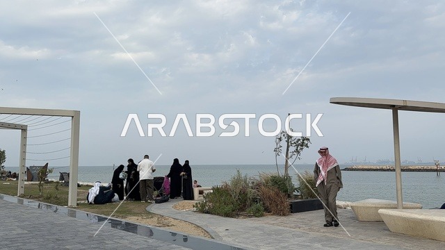 جلسات ومقاعد خارجية ، ممشى همس فى المنطقة الشرقية، المملكة العربية السعودية ، تجربة تنزه عصرية، وجهة ترفيهية مفتوحة، مساحات للمشي والاسترخاء، مطاعم ومقاهي متنوعة، أجواء عائلية هادئة