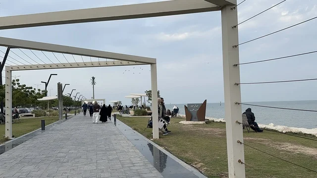 جلسات ومقاعد خارجية ، ممشى همس فى المنطقة الشرقية، المملكة العربية السعودية ، تجربة تنزه عصرية، وجهة ترفيهية مفتوحة، مساحات للمشي والاسترخاء، مطاعم ومقاهي متنوعة، أجواء عائلية هادئة