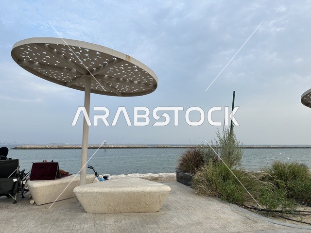 جلسات ومقاعد خارجية ، ممشى همس فى المنطقة الشرقية، المملكة العربية السعودية ، تجربة تنزه عصرية، وجهة ترفيهية مفتوحة، مساحات للمشي والاسترخاء، مطاعم ومقاهي متنوعة، أجواء عائلية هادئة