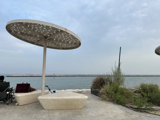 جلسات ومقاعد خارجية ، ممشى همس فى المنطقة الشرقية، المملكة العربية السعودية ، تجربة تنزه عصرية، وجهة ترفيهية مفتوحة، مساحات للمشي والاسترخاء، مطاعم ومقاهي متنوعة، أجواء عائلية هادئة