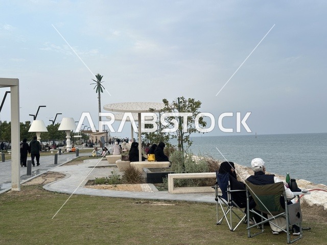 جلسات ومقاعد خارجية ، ممشى همس فى المنطقة الشرقية، المملكة العربية السعودية ، تجربة تنزه عصرية، وجهة ترفيهية مفتوحة، مساحات للمشي والاسترخاء، مطاعم ومقاهي متنوعة، أجواء عائلية هادئة