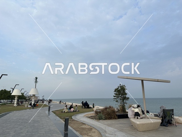 جلسات ومقاعد خارجية ، ممشى همس فى المنطقة الشرقية، المملكة العربية السعودية ، تجربة تنزه عصرية، وجهة ترفيهية مفتوحة، مساحات للمشي والاسترخاء، مطاعم ومقاهي متنوعة، أجواء عائلية هادئة